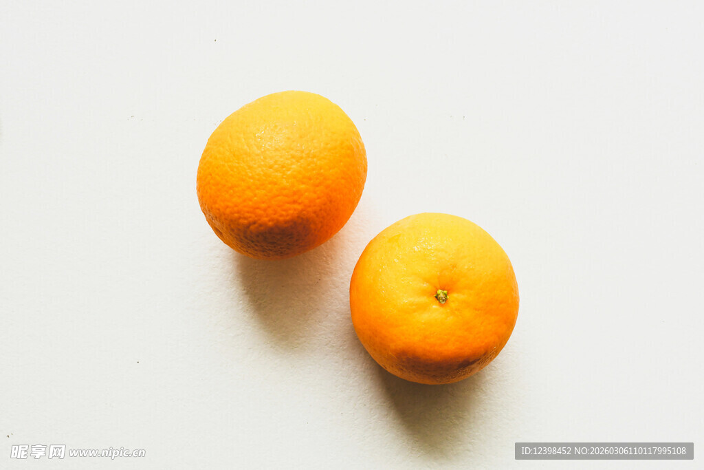 两个鲜橙摆放在白色背景