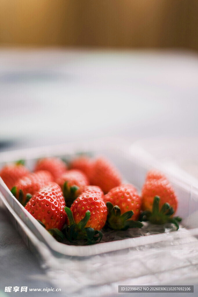 新鲜草莓摆放在托盘上