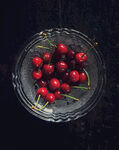 盘中鲜红樱桃