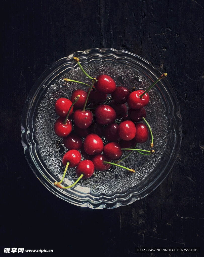 盘中鲜红樱桃