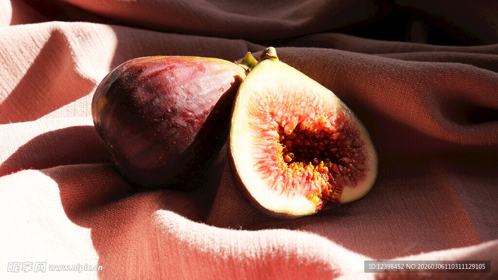 布上的新鲜无花果