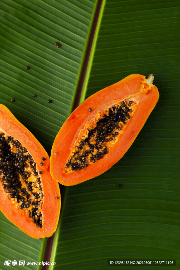 切开的木瓜置于绿叶上