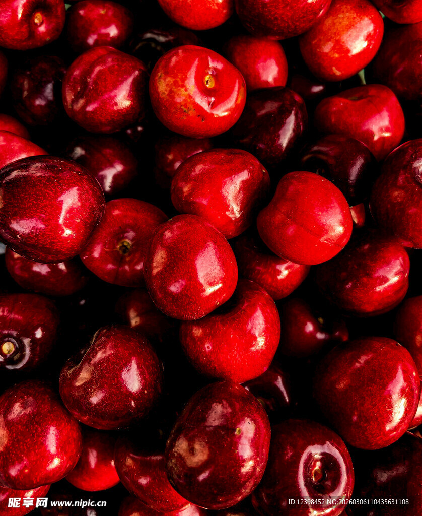 饱满鲜红的樱桃特写