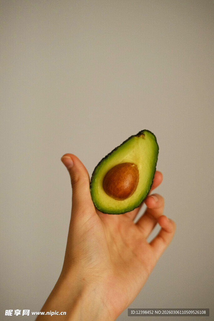 手捧半颗新鲜牛油果
