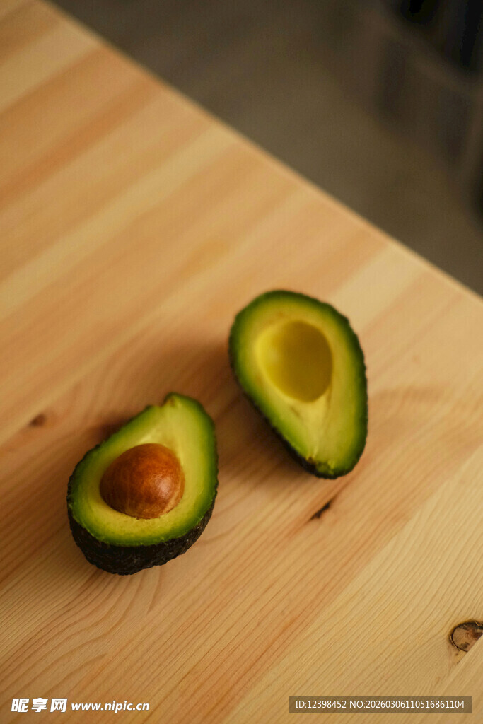 切开的牛油果置于木桌