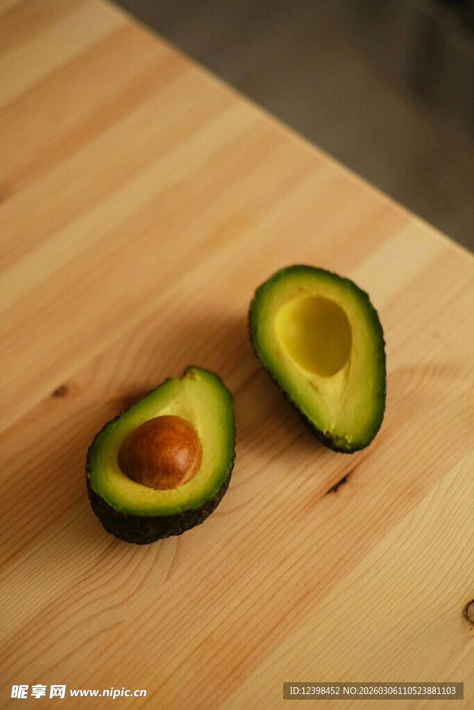 切开的牛油果置于木桌