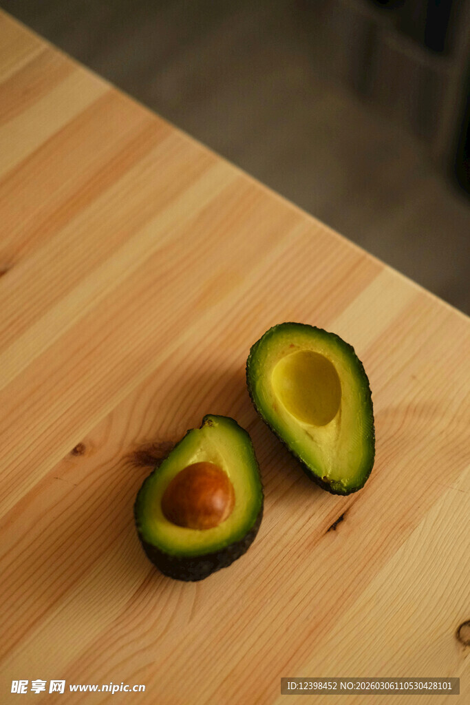 切开的牛油果置于木砧板上