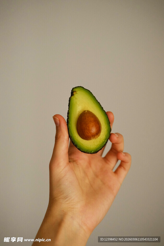 手捧半颗新鲜牛油果