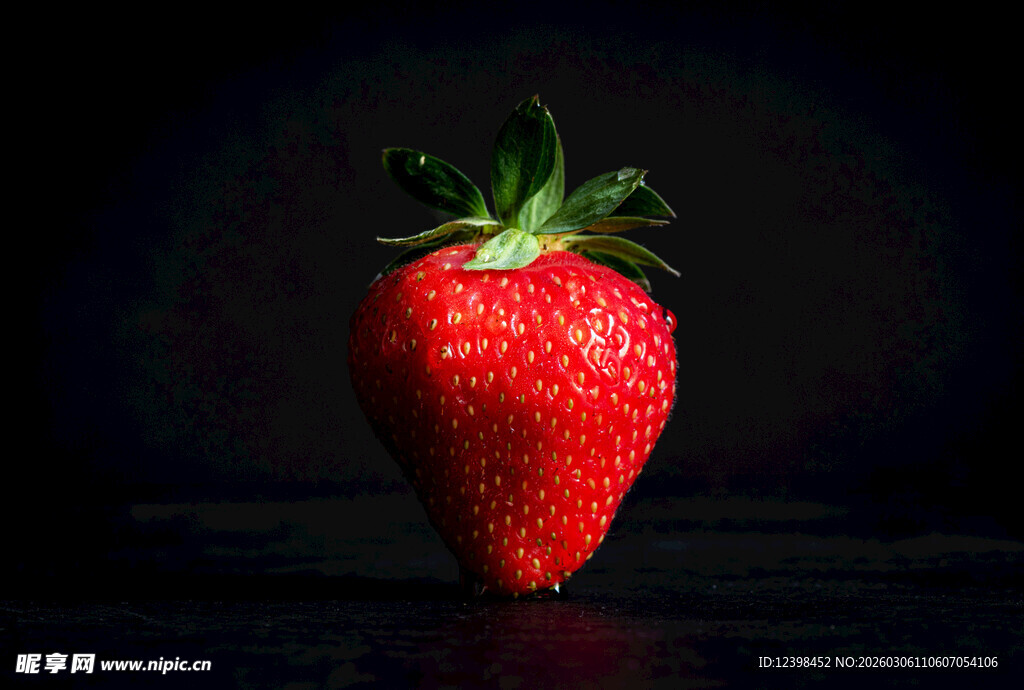 一颗鲜红诱人的草莓