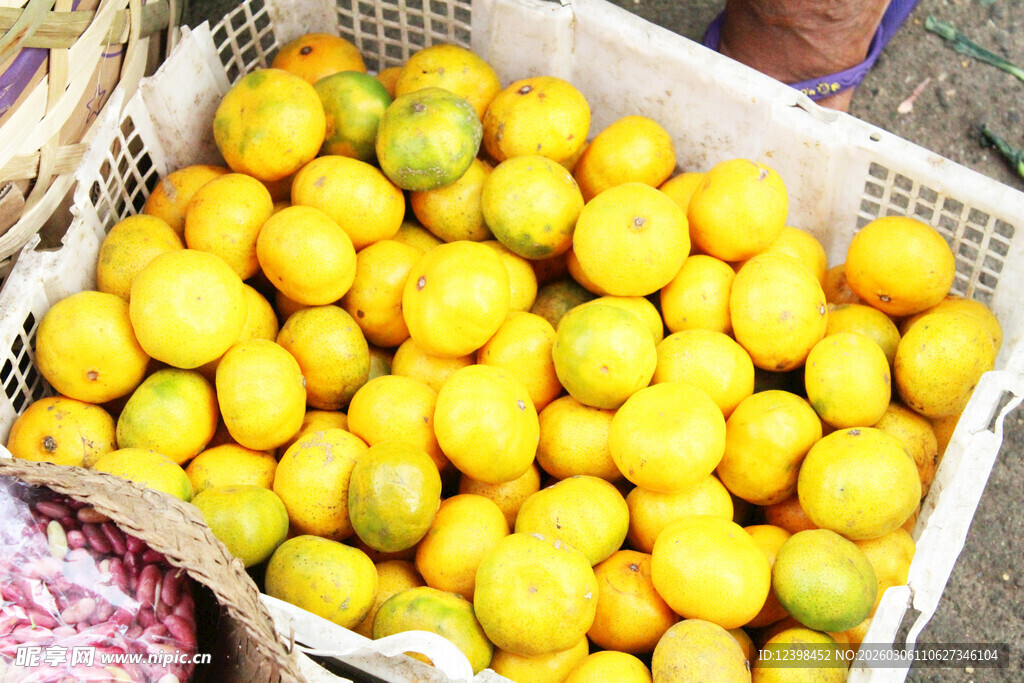 满满一筐新鲜黄柠檬