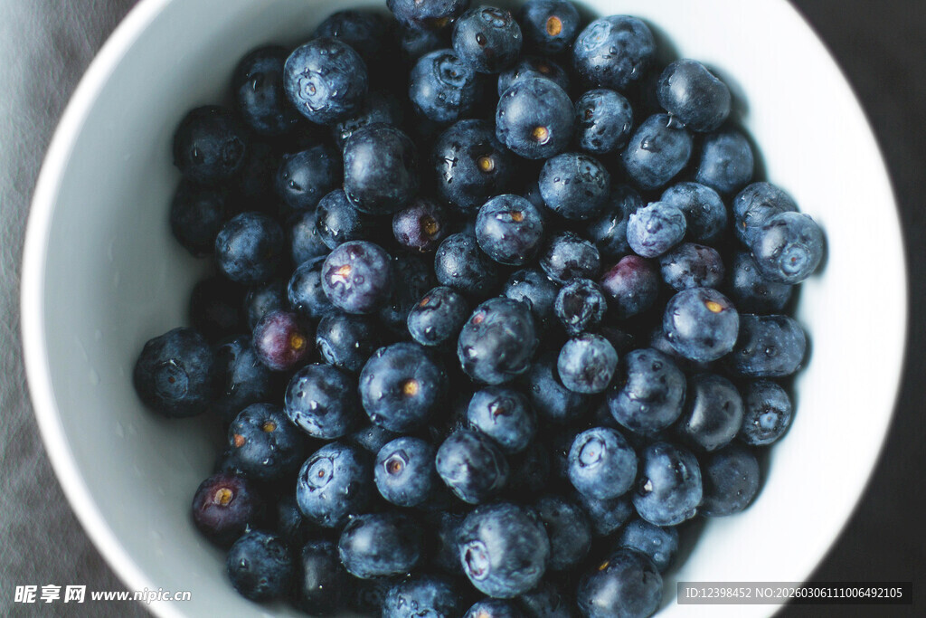 碗中饱满新鲜的蓝莓