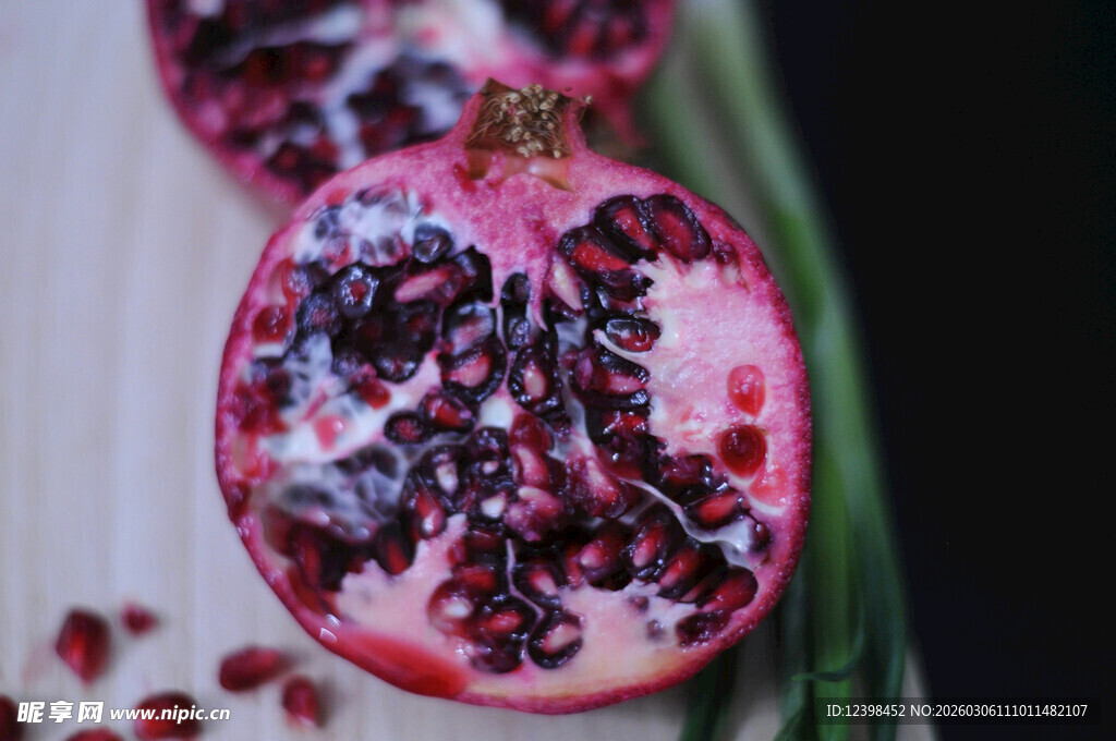 切开的多汁红石榴