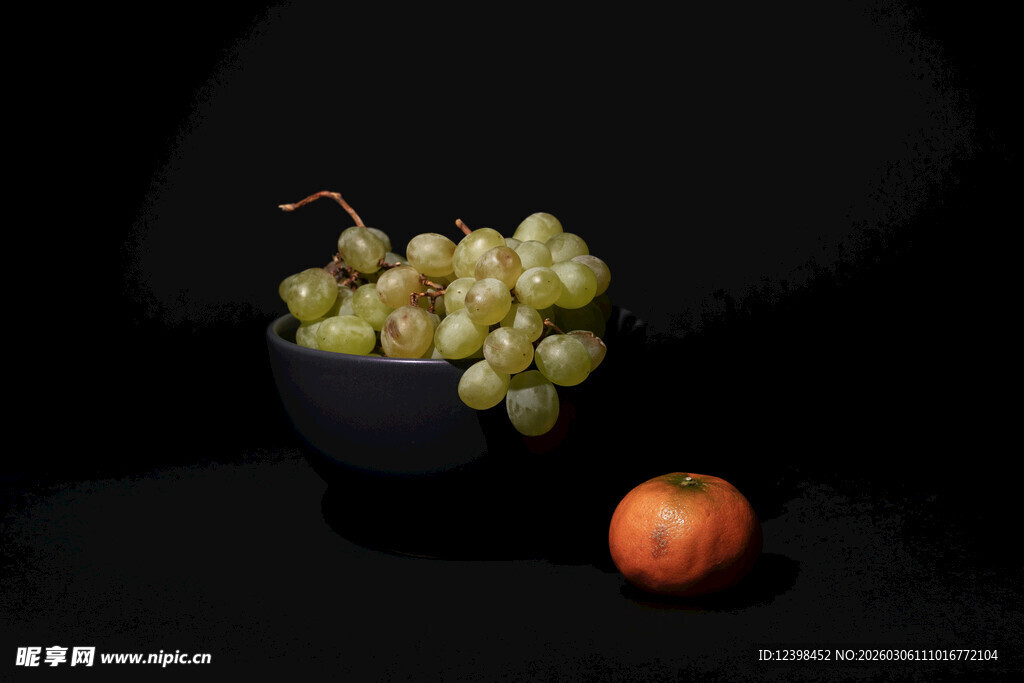 碗中葡萄与橙静物图
