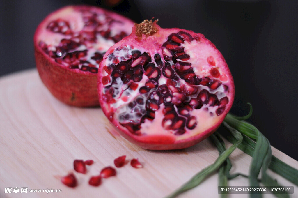 切开的新鲜红石榴