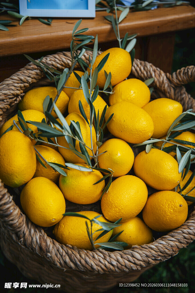 篮子里的新鲜柠檬