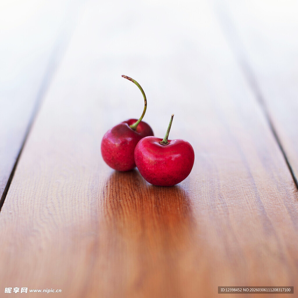 木桌上的两颗鲜红樱桃