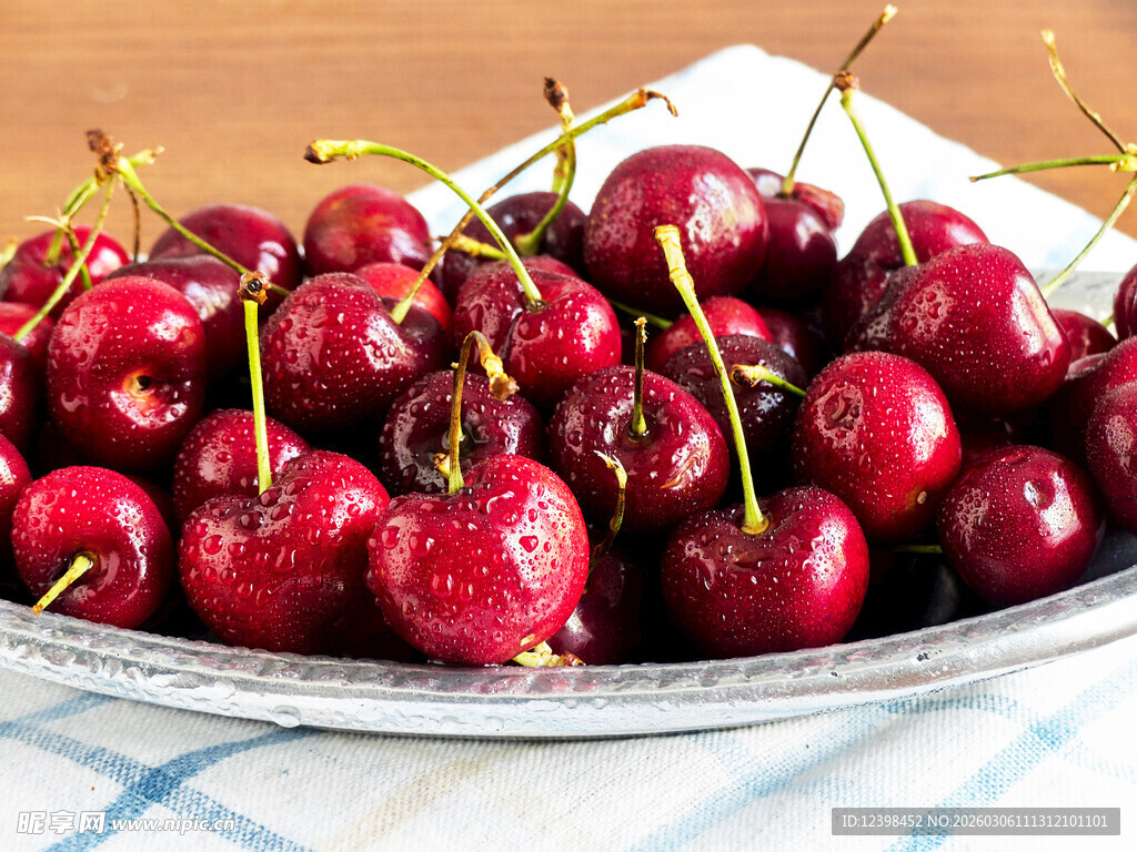 一盘新鲜诱人的红樱桃