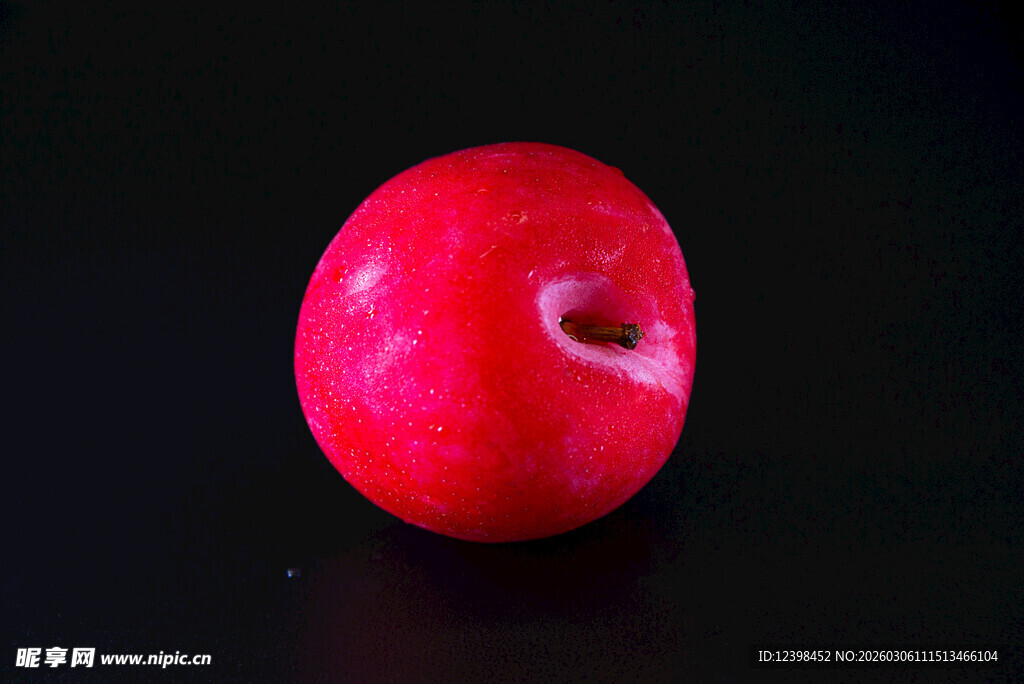 鲜红饱满的单颗李子