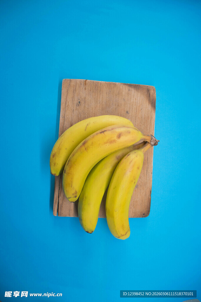 蓝色背景上的几串黄香蕉