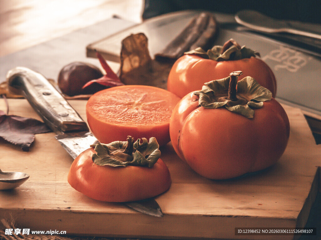 木板上摆放着切开的柿子