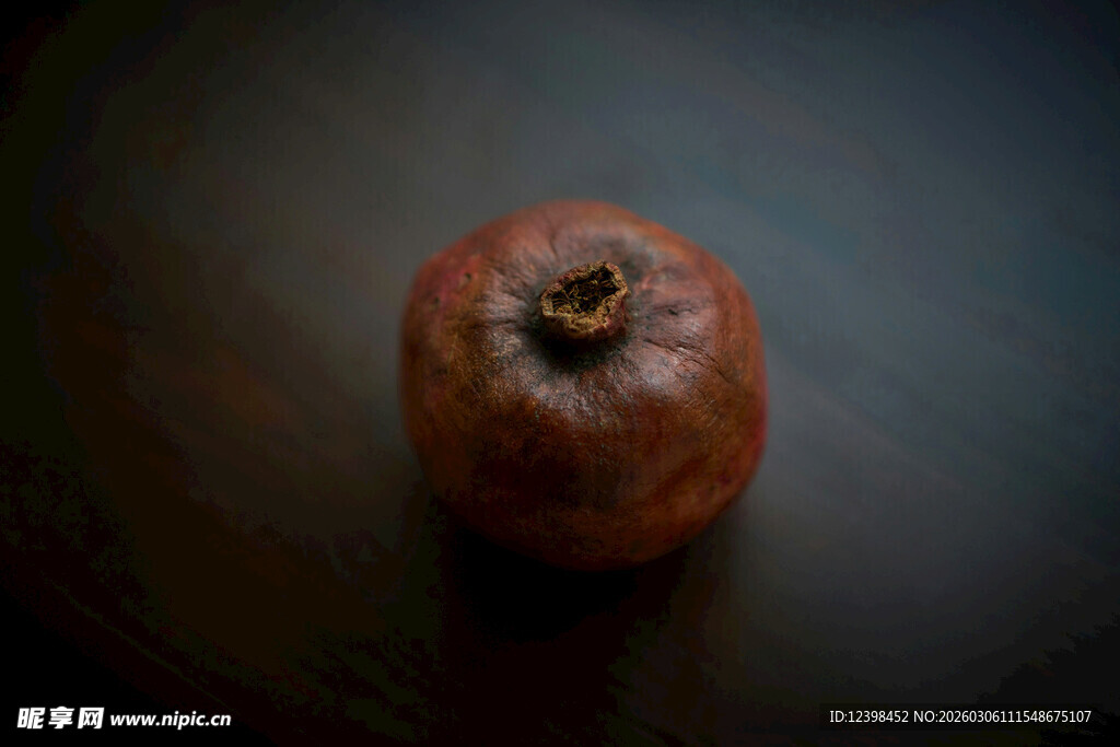 单个红石榴静物特写