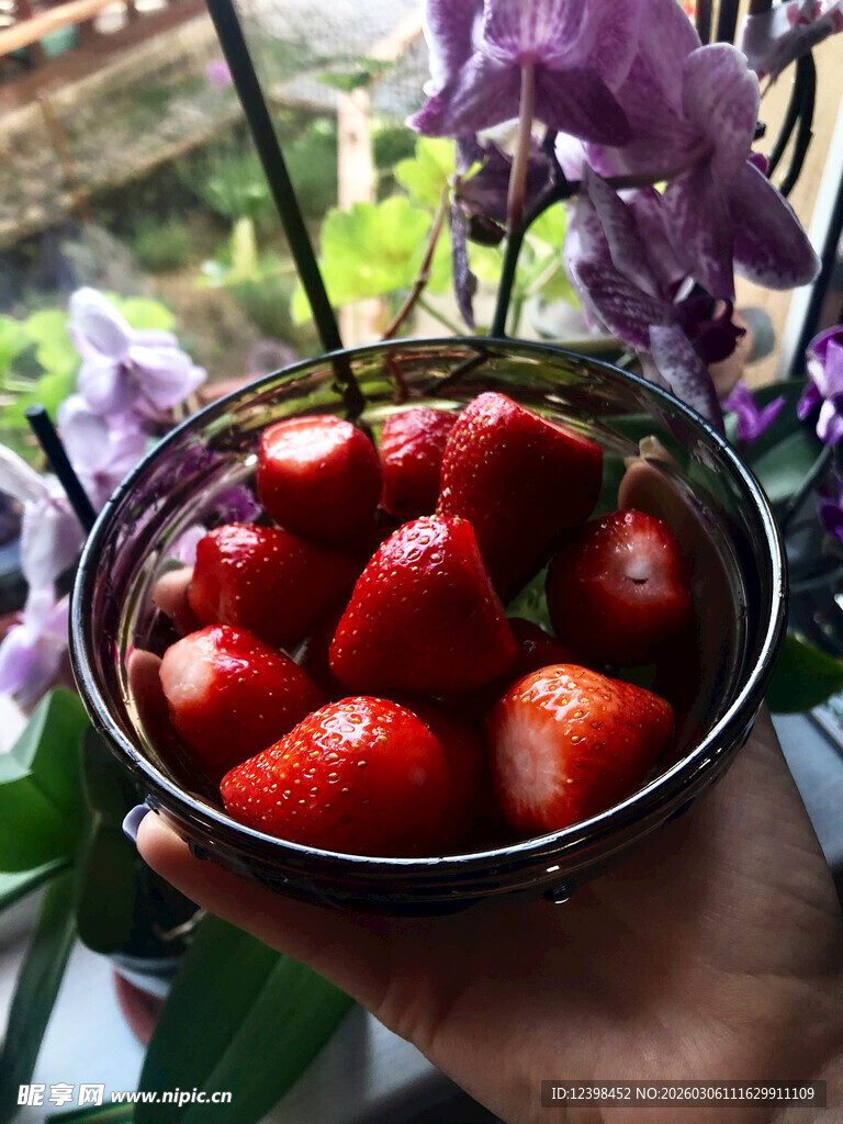 手捧一碗新鲜诱人草莓