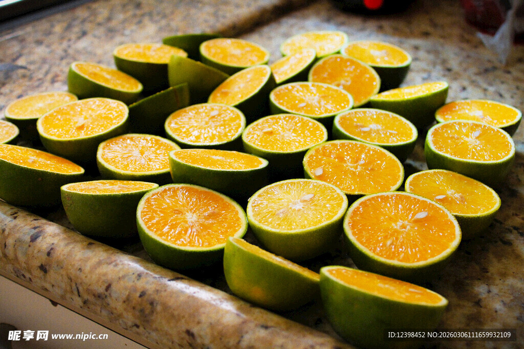 切开的青橙整齐排列