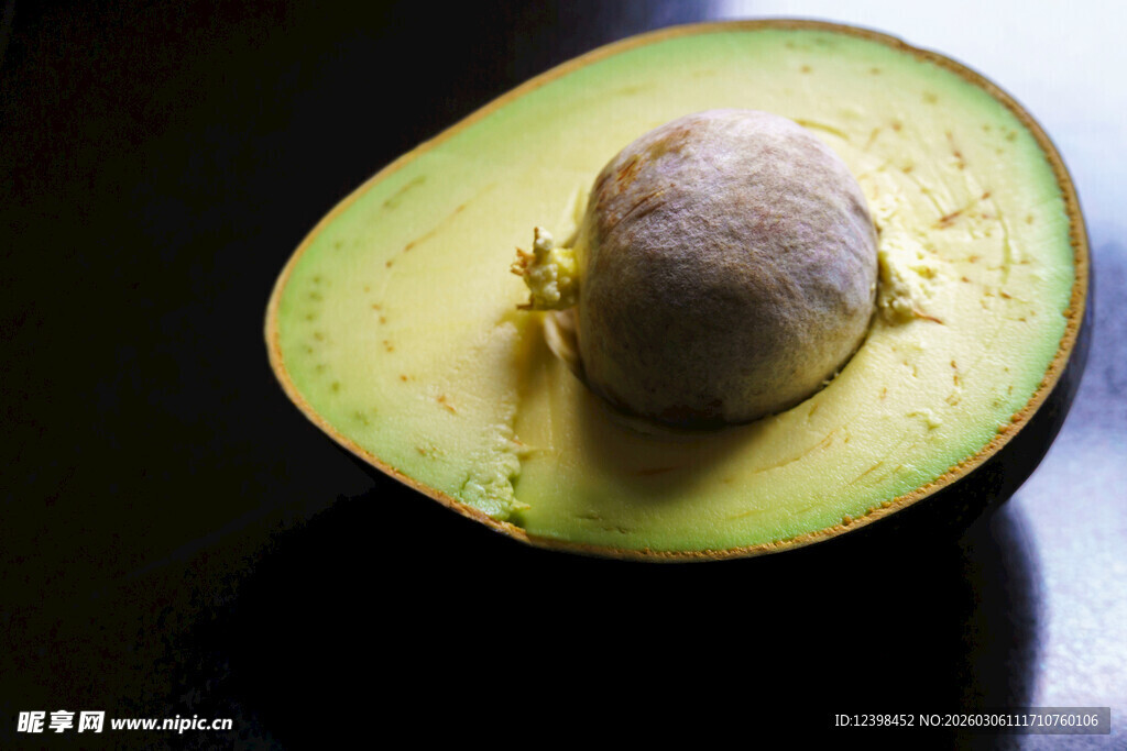 切开的牛油果特写