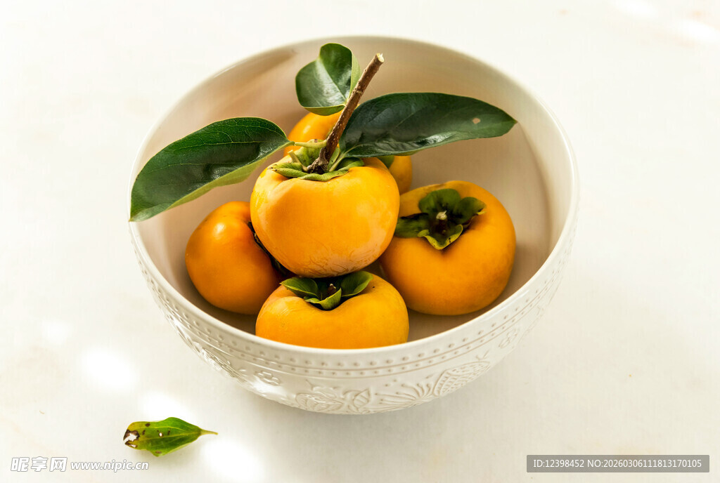 碗中鲜橙带叶色泽诱人