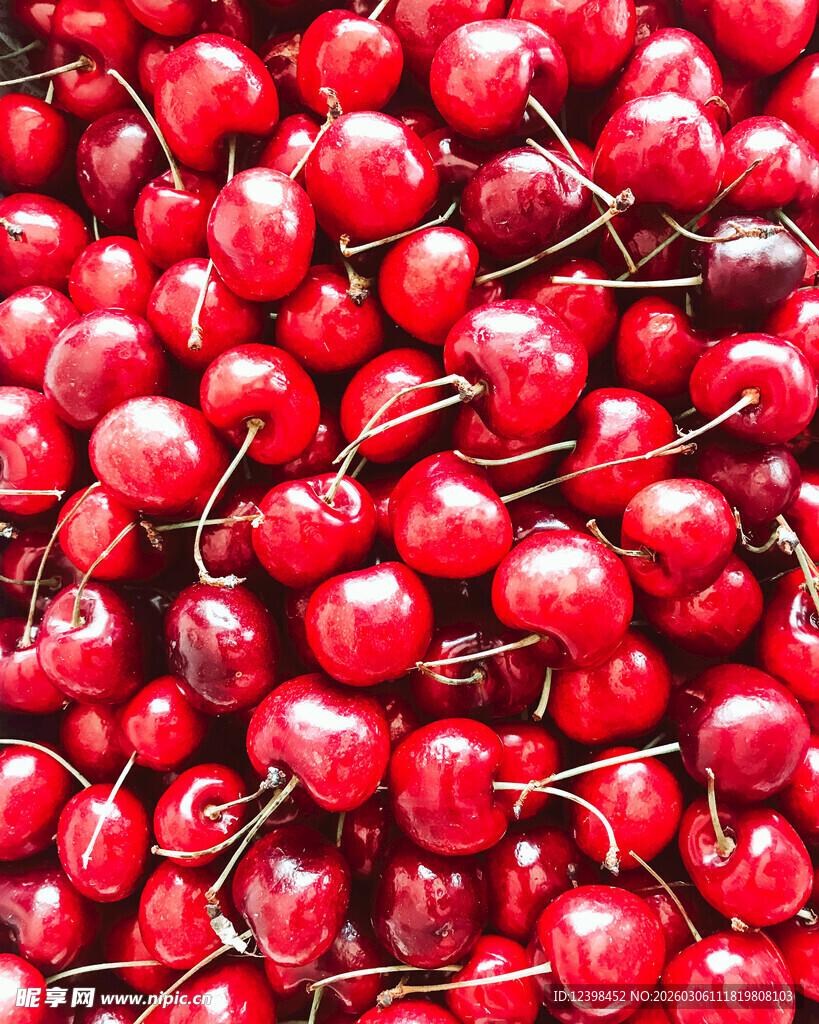 饱满鲜红的樱桃特写