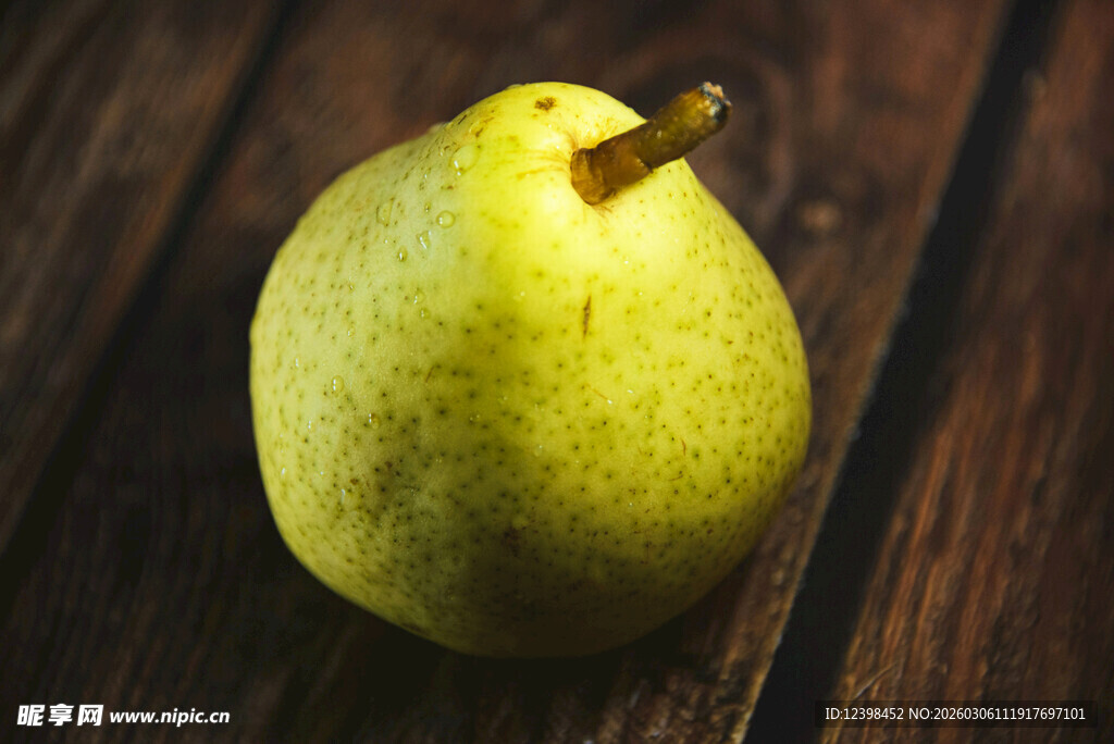 黄皮鲜梨置于木质背景