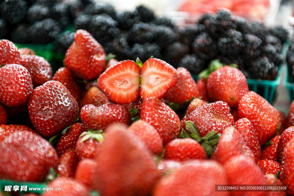 新鲜诱人的草莓特写