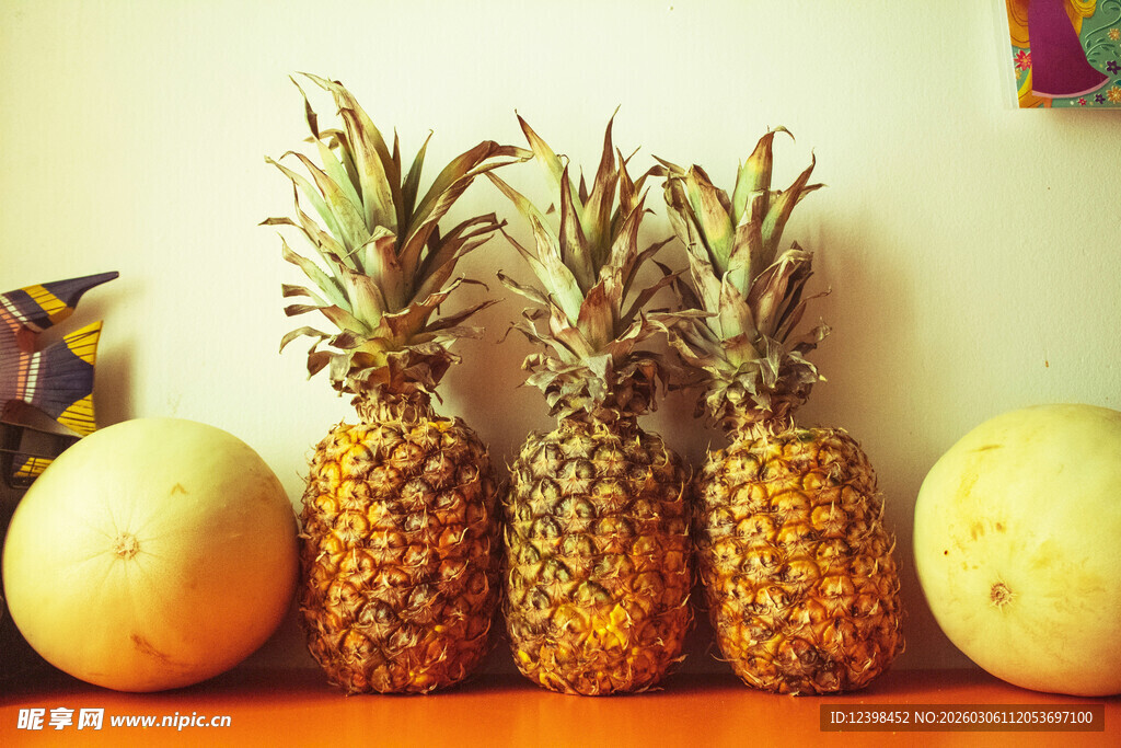 三个菠萝与两个黄果