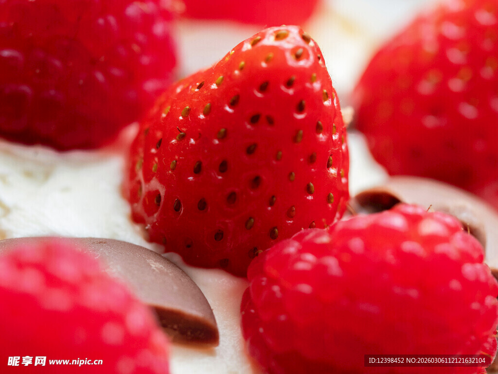 新鲜草莓奶油甜点特写