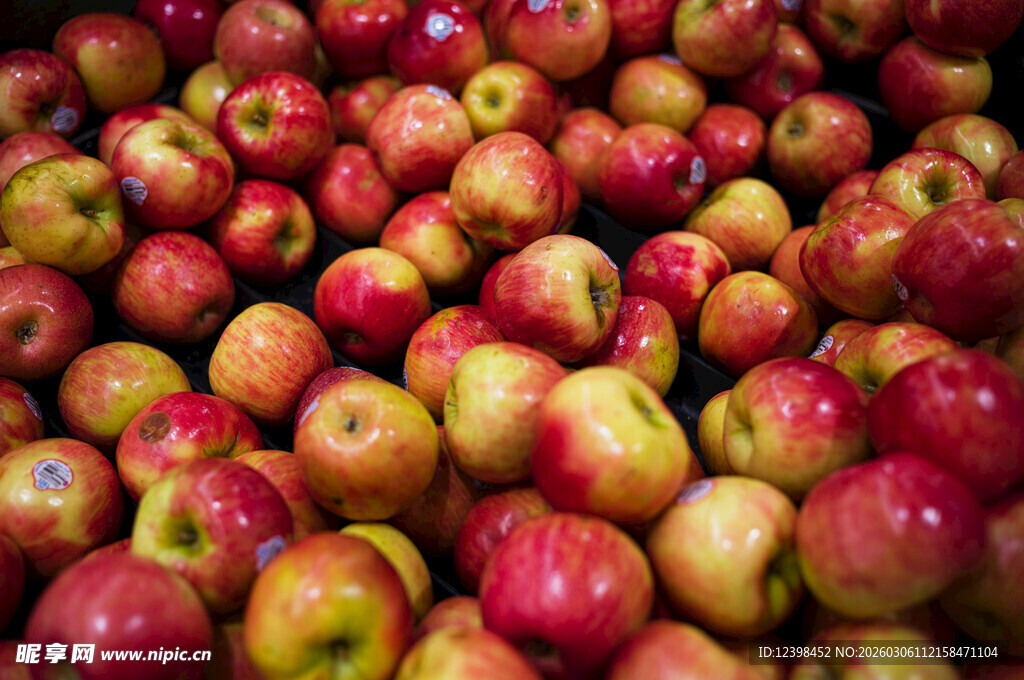 红彤彤的新鲜苹果堆叠