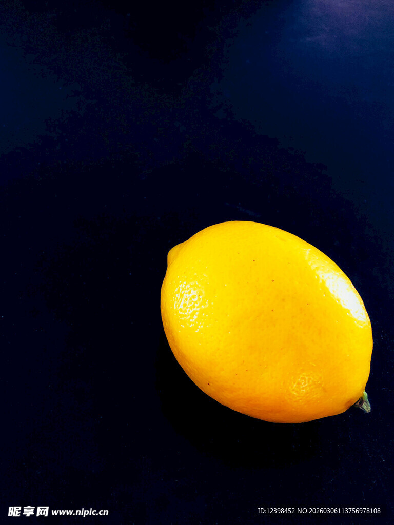 单个鲜黄色柠檬特写