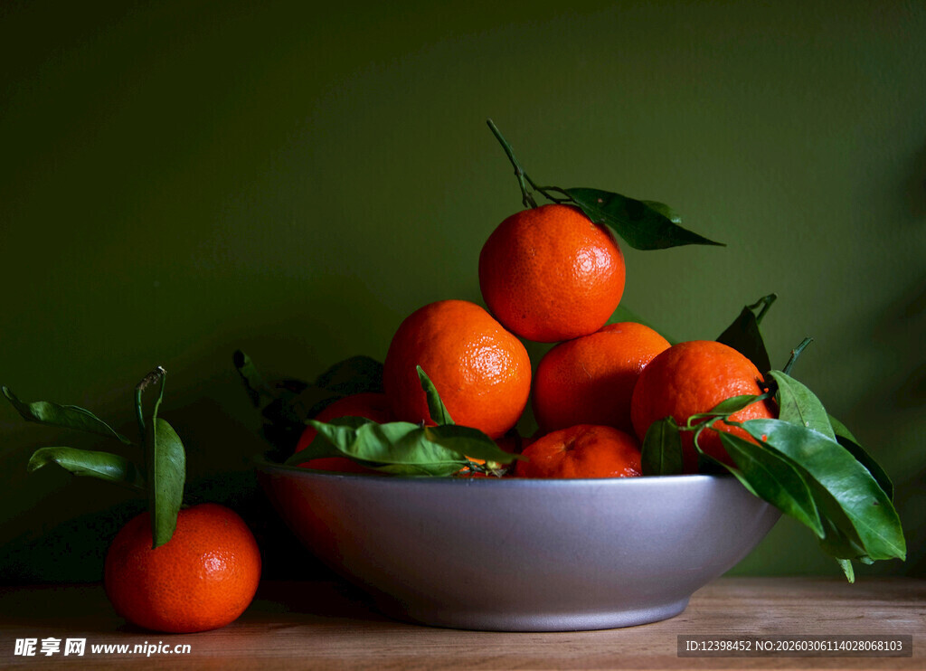 碗中鲜橘带叶色泽诱人