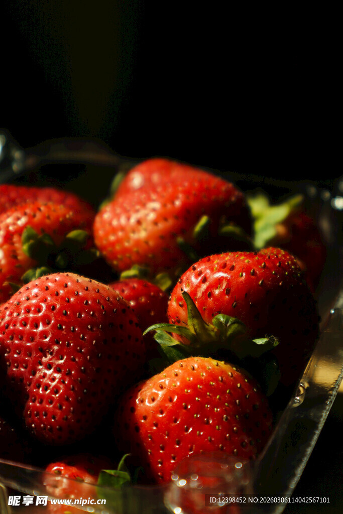 新鲜诱人的盒装草莓