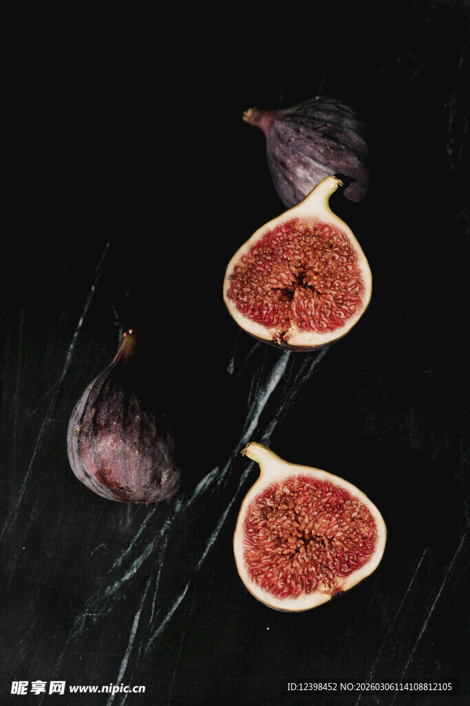 空中悬浮的新鲜无花果