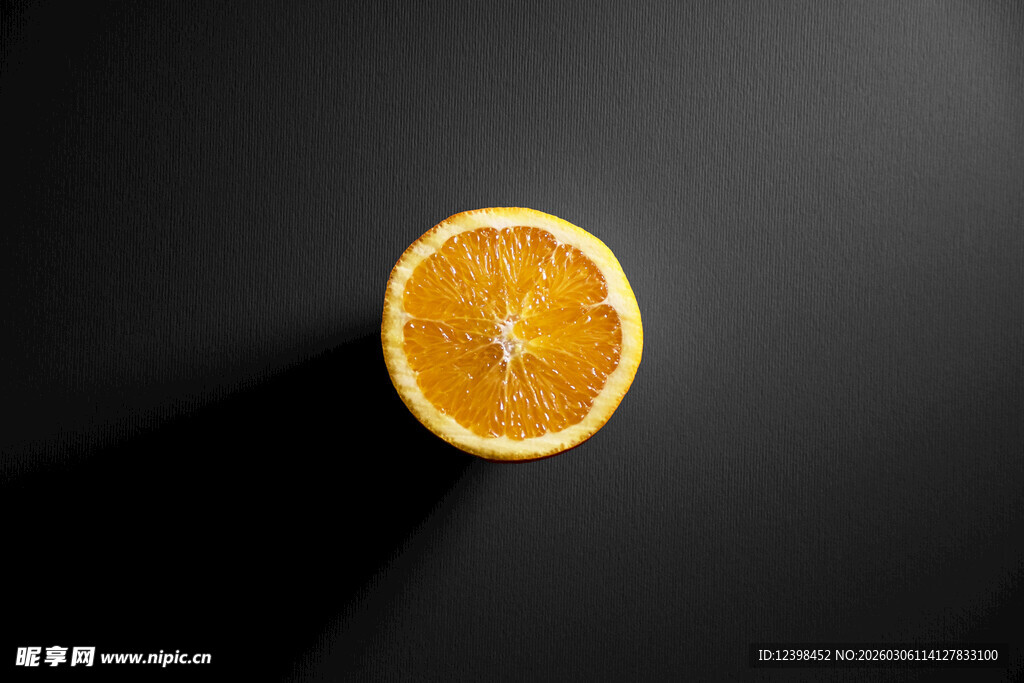 黑色背景上的半片橙子