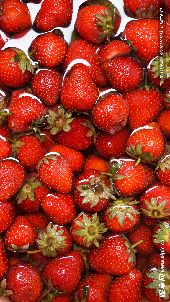 新鲜饱满的草莓堆叠