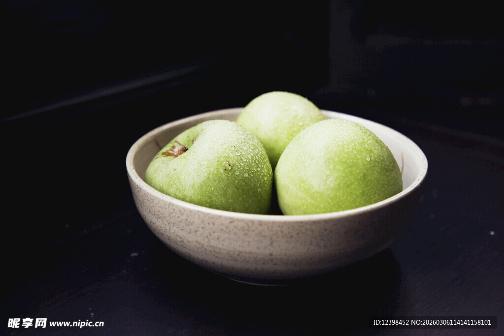 碗中鲜绿青苹果