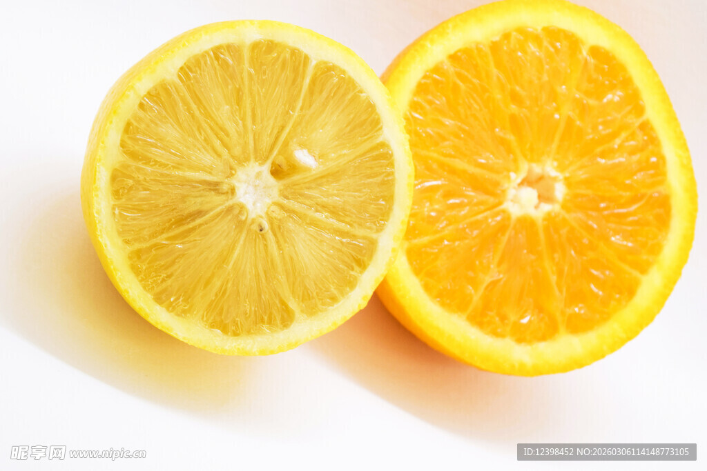 切开的柠檬与橙子