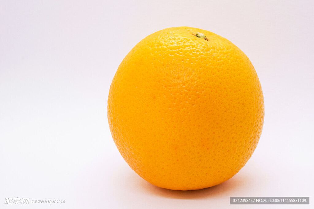 单个鲜橙特写