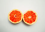 两半鲜美的红葡萄柚