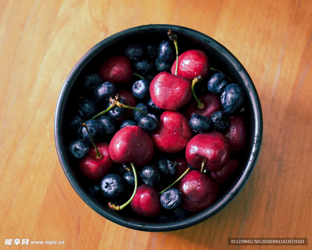 碗中多彩浆果组合