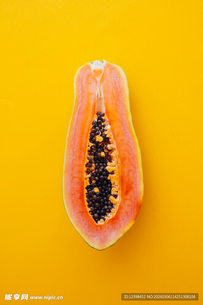 切开的木瓜展示内部果肉