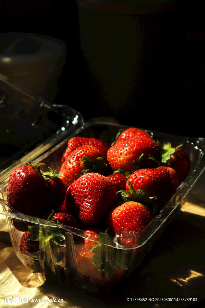 新鲜诱人的盒装草莓