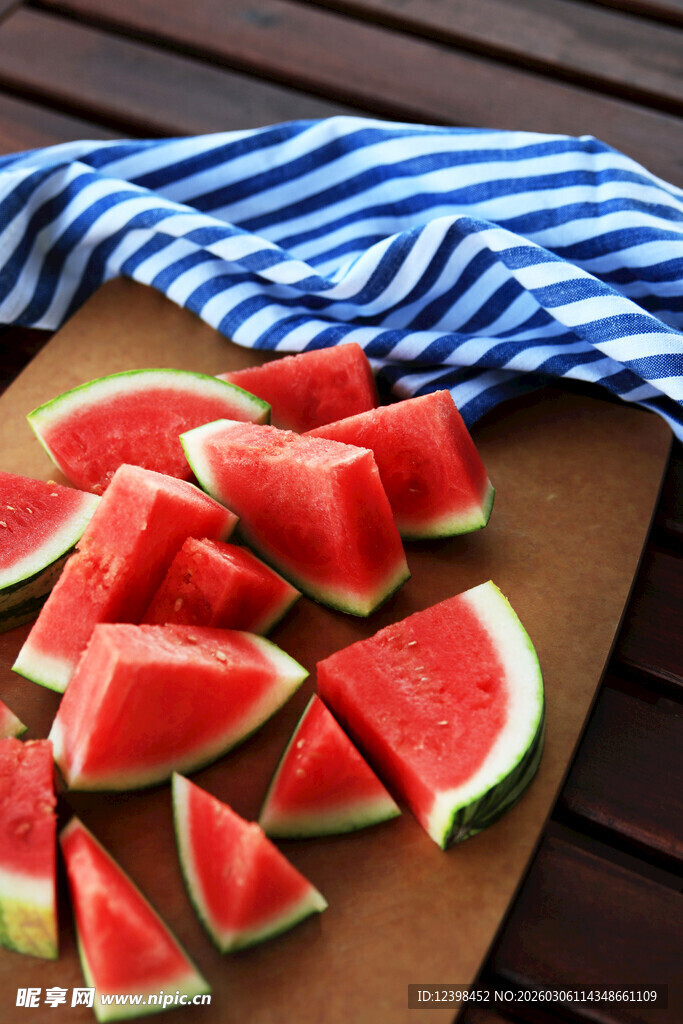 蓝布上的新鲜切块西瓜