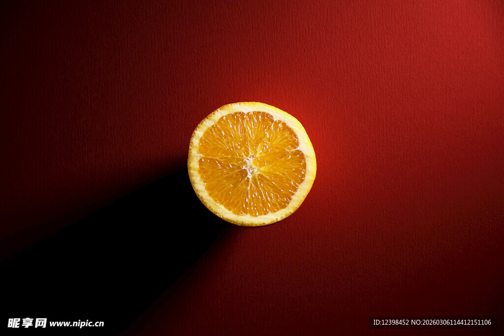红色背景上的半片橙子